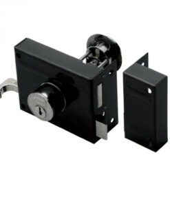 Procurando por segurança e estilo para o seu portão? Apresentamos a Fechadura Portão 701/100 Preto Fosco da renomada marca STAM com espelho inox.